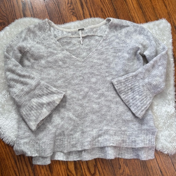 Free People Oversized Cozy Alpaca/Mohair Knit Bell-Sleeve V Neck Top Sweater M - Picture 2 of 13